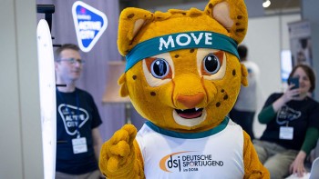 Maskottchen Deutsche Sportjugend mit Stirnband "Move"