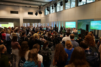Diskussion auf der Bühne beim wissenschaftlichen Kongress des SMHS 2025